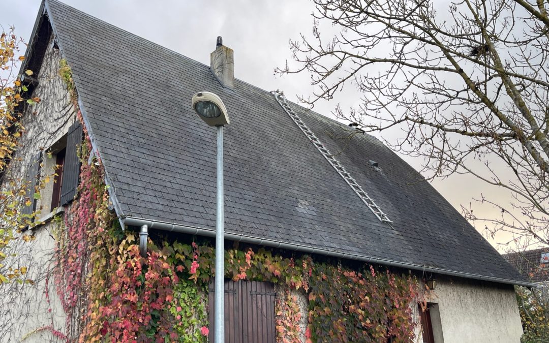 Projet de démoussage de toiture réalisé en novembre 2025 à Mondeville (secteur de Caen)