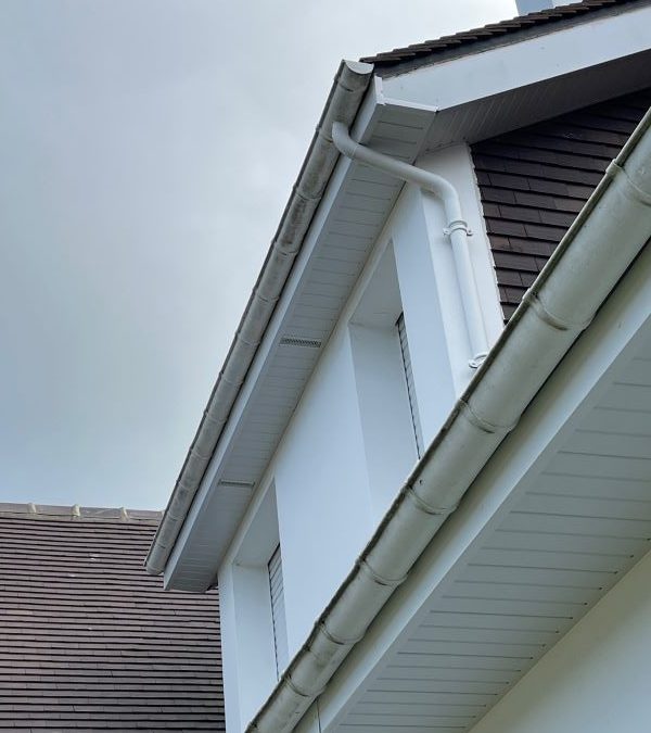 Projet de pose de dessous de toit en PVC réalisé en février 2025 à Ouistreham (secteur bord de mer)